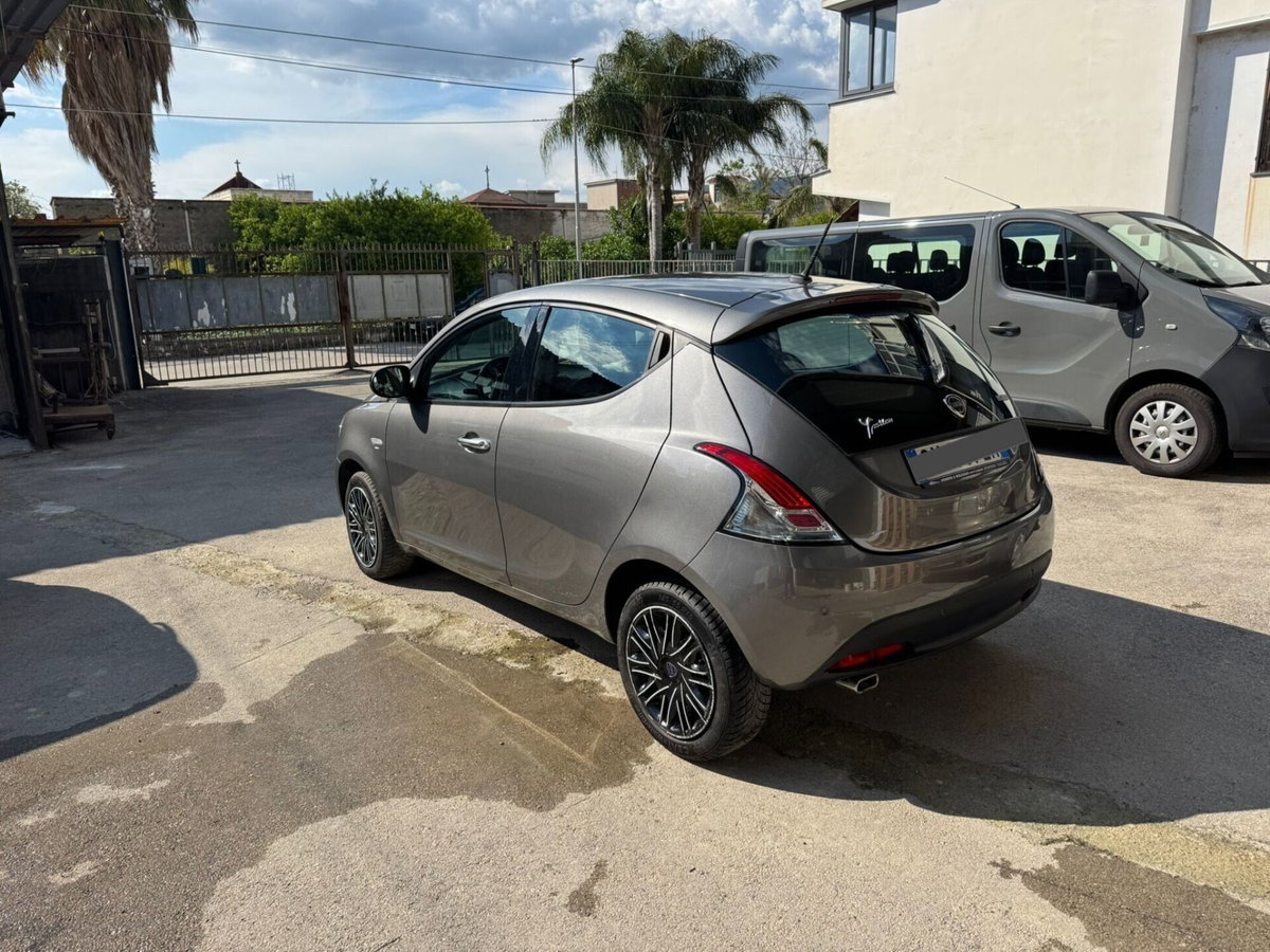 Lancia Ypsilon 1.0 FireFly 5 porte S&S Hybrid Alberta Ferretti (4)