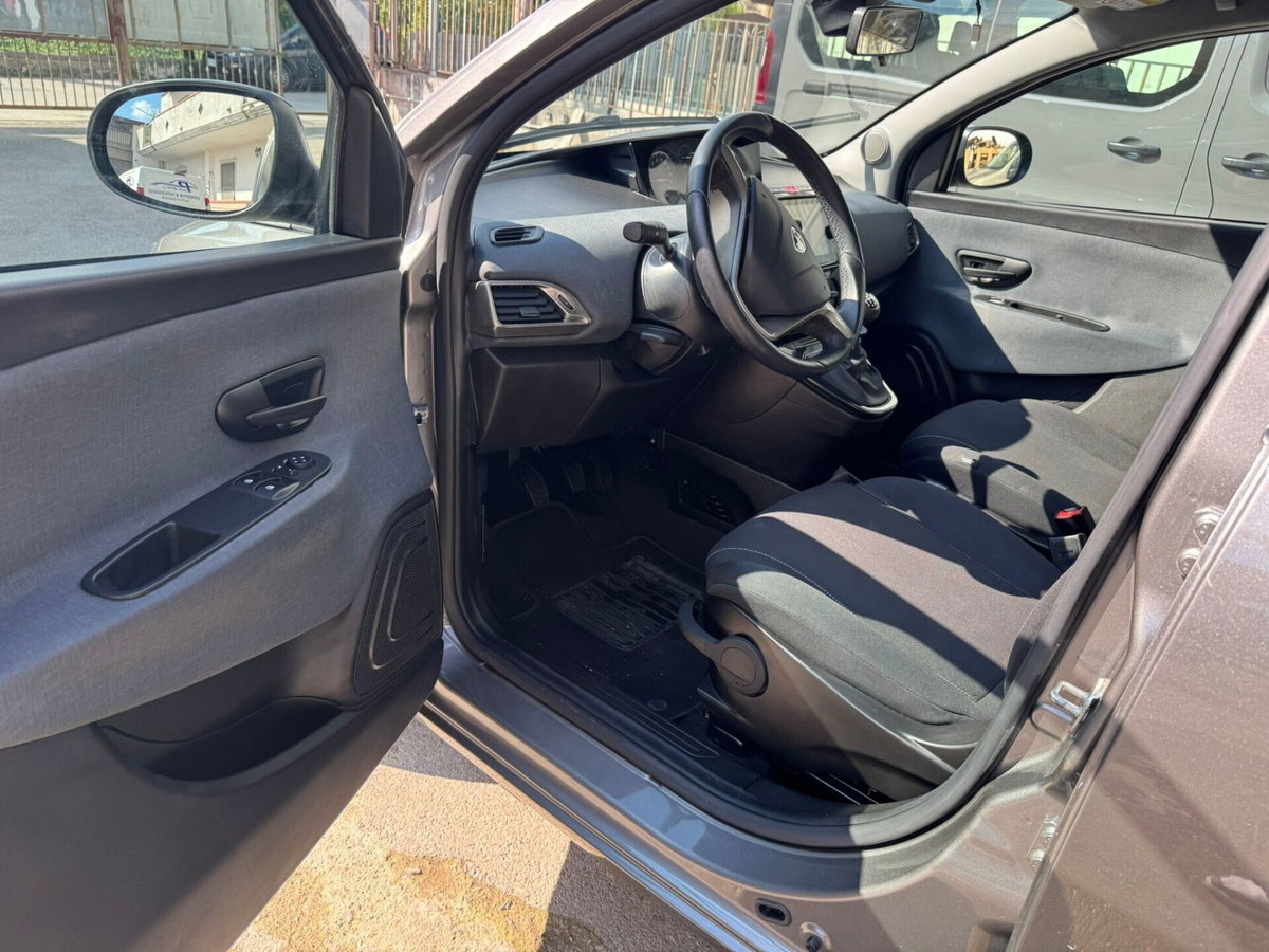 Lancia Ypsilon 1.0 FireFly 5 porte S&S Hybrid Alberta Ferretti (8)