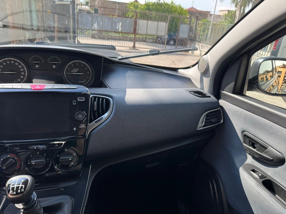 Lancia Ypsilon 1.0 FireFly 5 porte S&S Hybrid Alberta Ferretti (9)