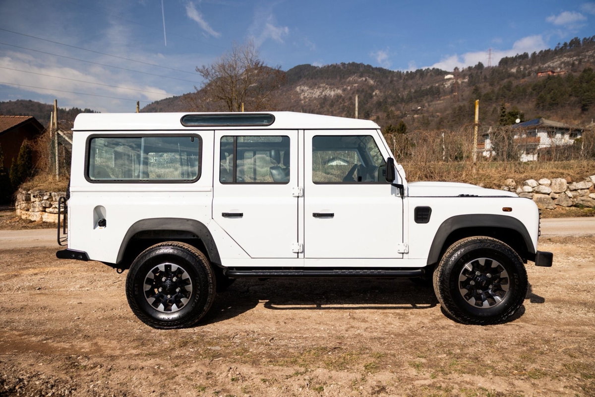 Land Rover Defender 110 2.2 TD4 Station Wagon E N1 (2)