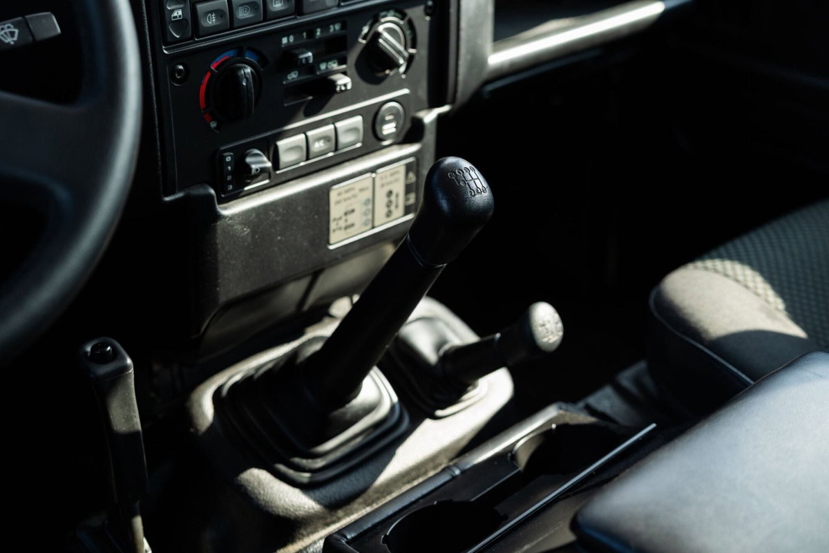 Land Rover Defender 110 2.2 TD4 Station Wagon E N1 (12)