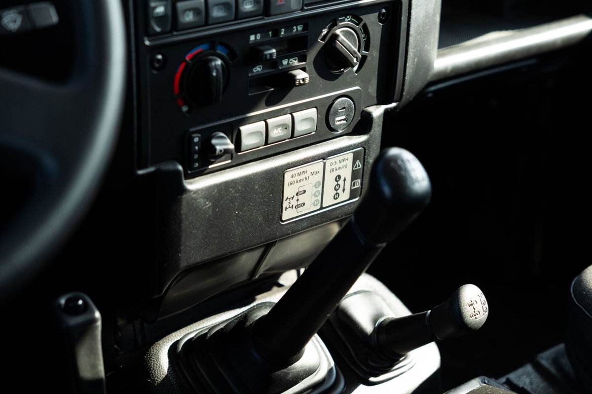 Land Rover Defender 110 2.2 TD4 Station Wagon E N1 (13)