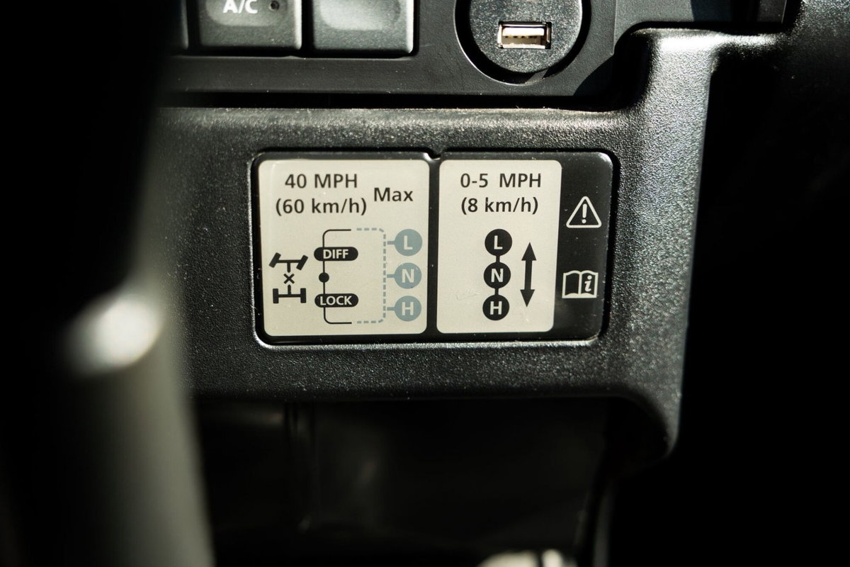 Land Rover Defender 110 2.2 TD4 Station Wagon E N1 (14)