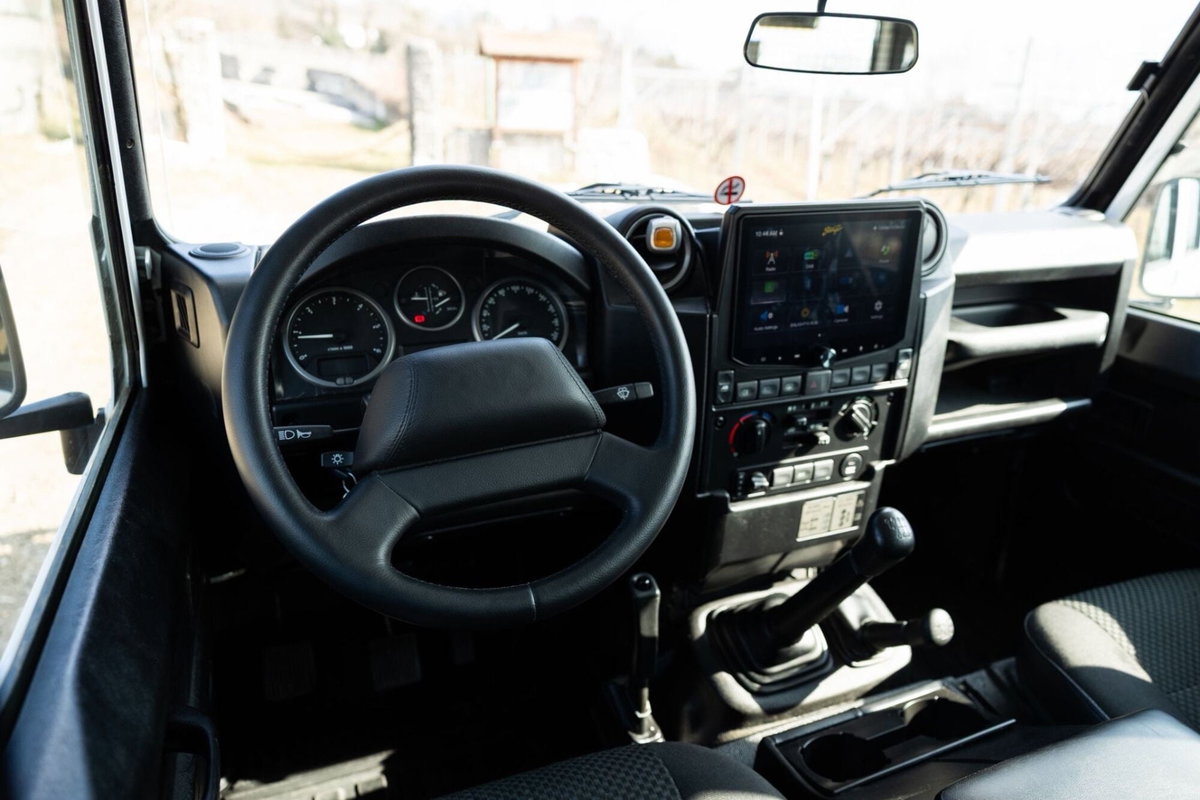 Land Rover Defender 110 2.2 TD4 Station Wagon E N1 (15)