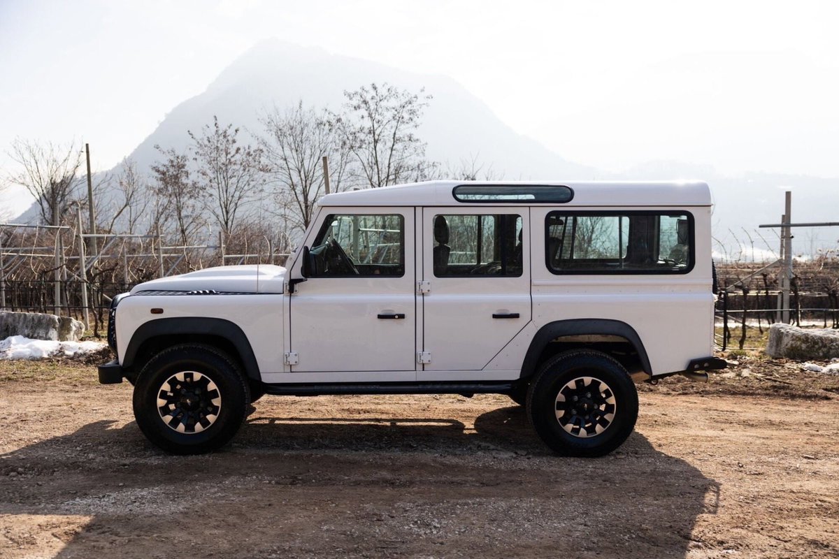 Land Rover Defender 110 2.2 TD4 Station Wagon E N1 (6)