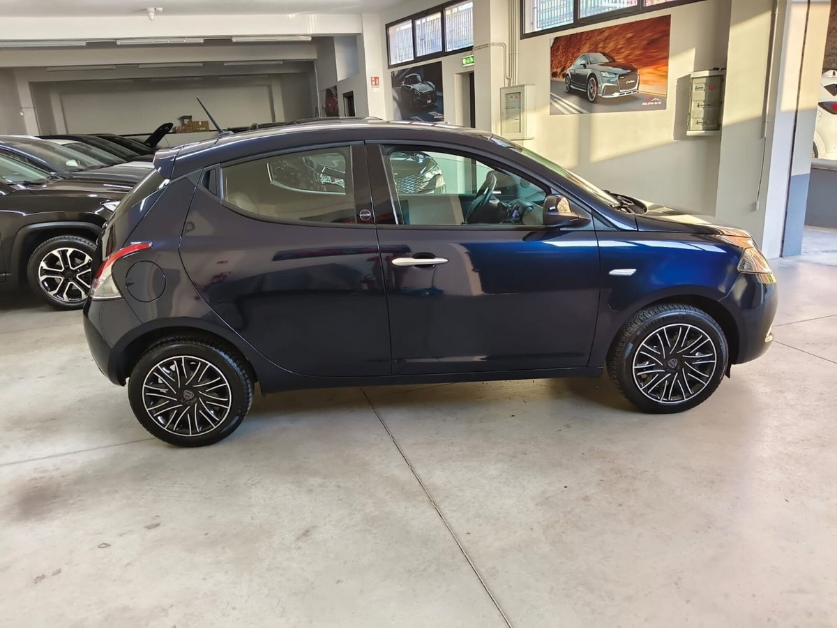 Lancia Ypsilon 1.0 FireFly 5 porte S&S Hybrid Ecochic Silver (4)