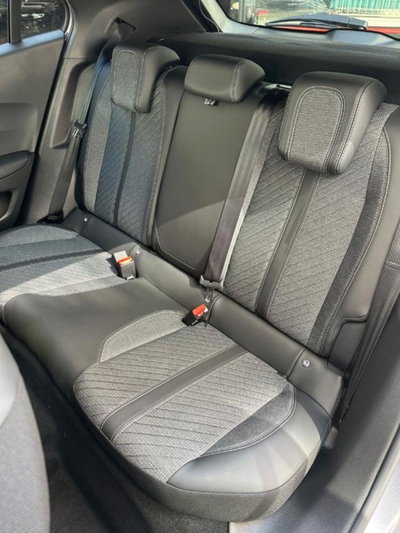 Peugeot 2008 PureTech 100 S&S Allure Navi Pack (19)