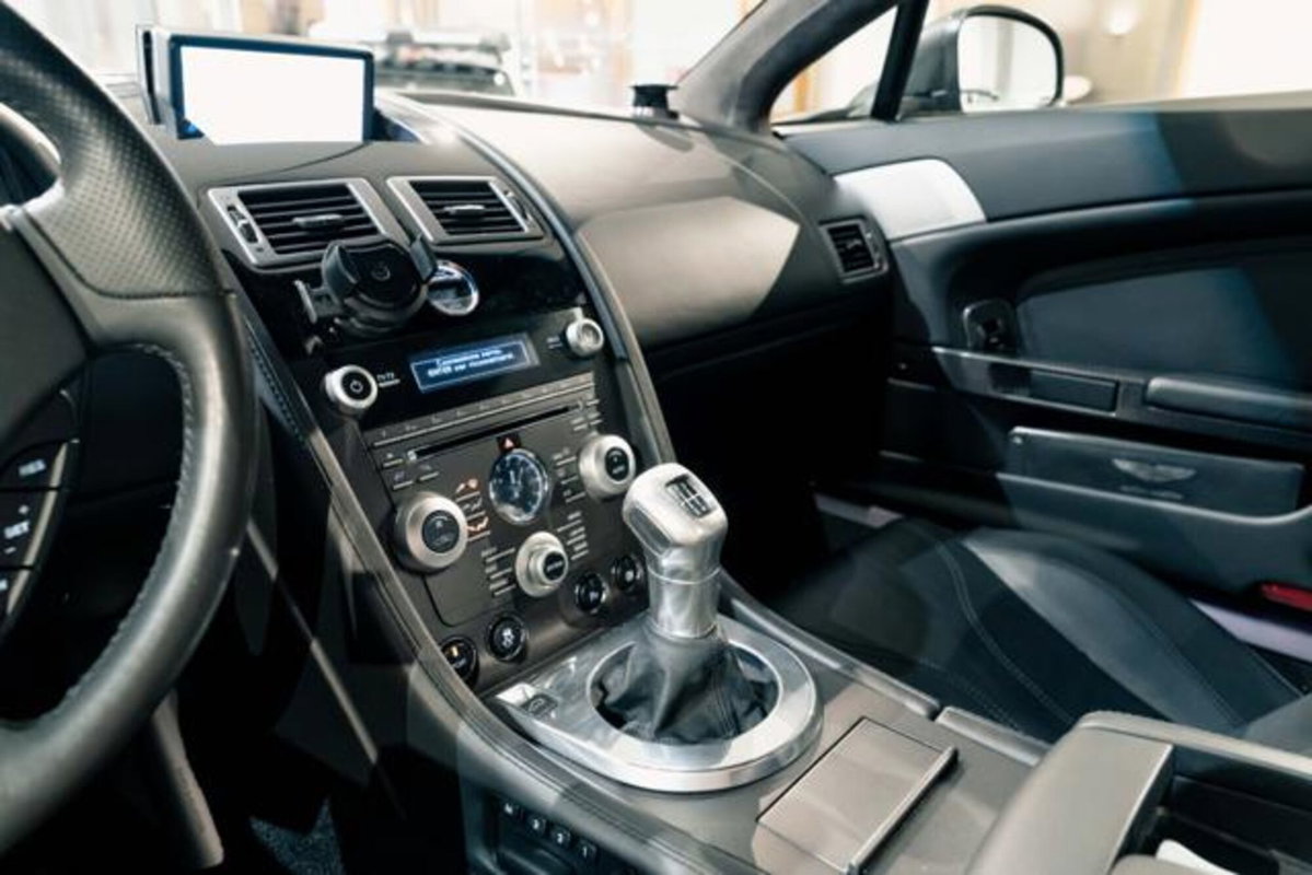 Aston Martin V12 Coupé Vantage Coupé (13)