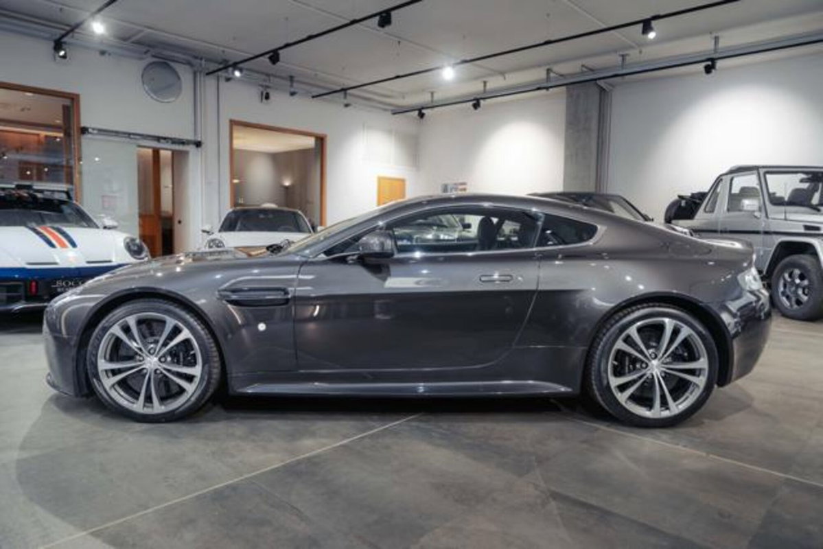 Aston Martin V12 Coupé Vantage Coupé (4)