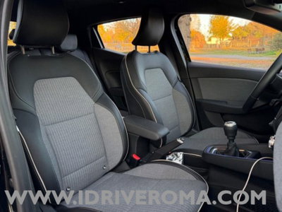 Renault Clio 1.0 tce Techno 90cv (9)