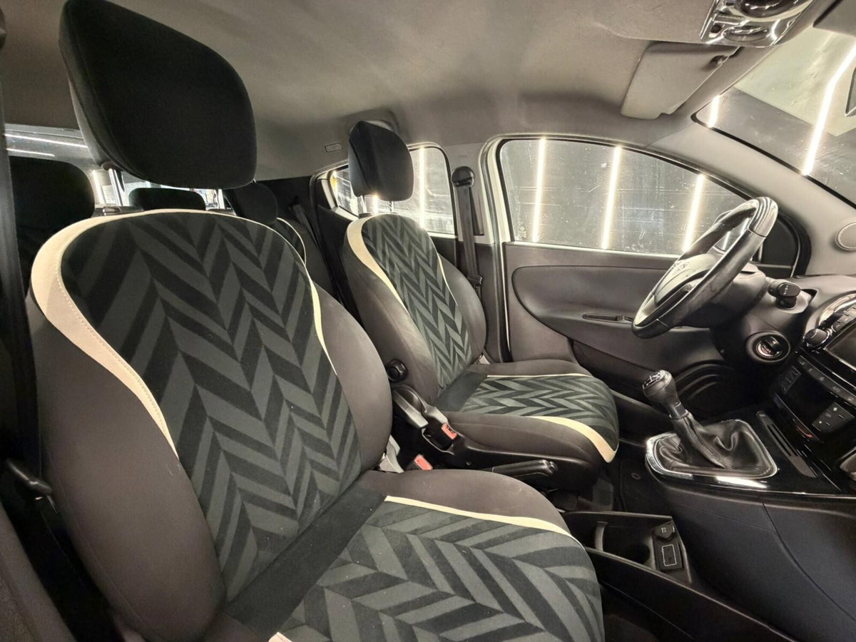 Lancia Ypsilon 1.3 MJT 16V 95 CV 5 porte S&S Silver (14)