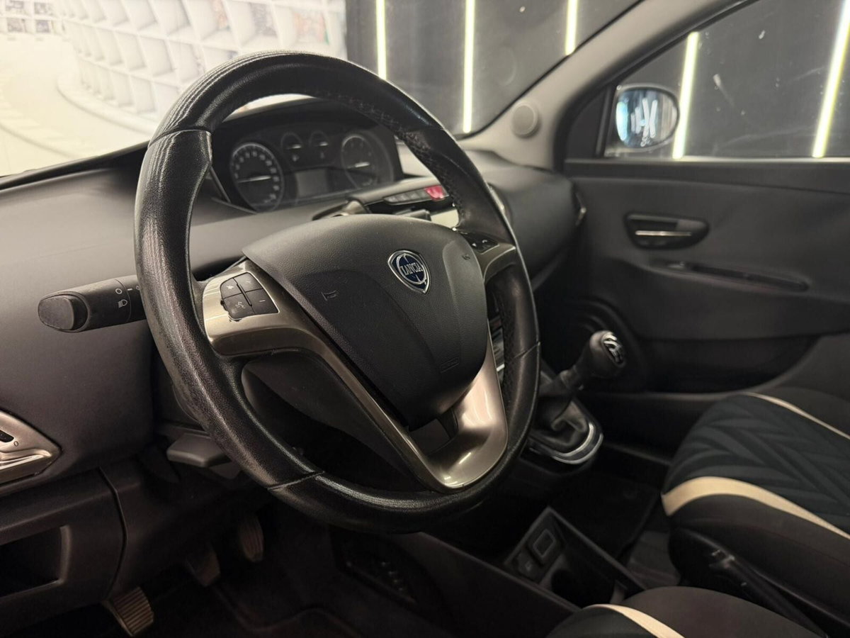 Lancia Ypsilon 1.3 MJT 16V 95 CV 5 porte S&S Silver (9)