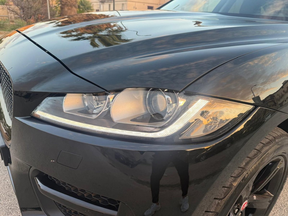 Jaguar F-Pace 2.0 D 180 CV AWD R-Sport (11)