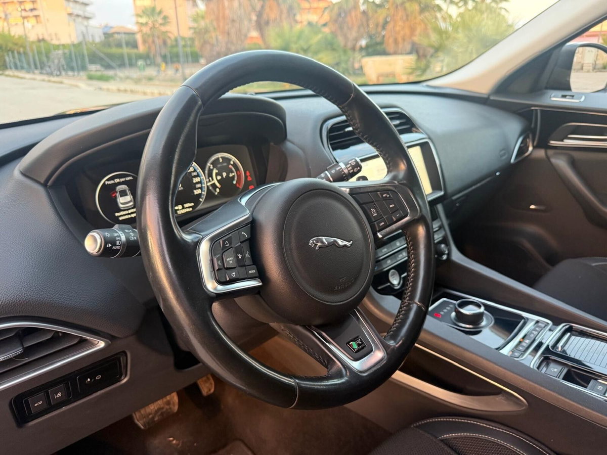 Jaguar F-Pace 2.0 D 180 CV AWD R-Sport (12)
