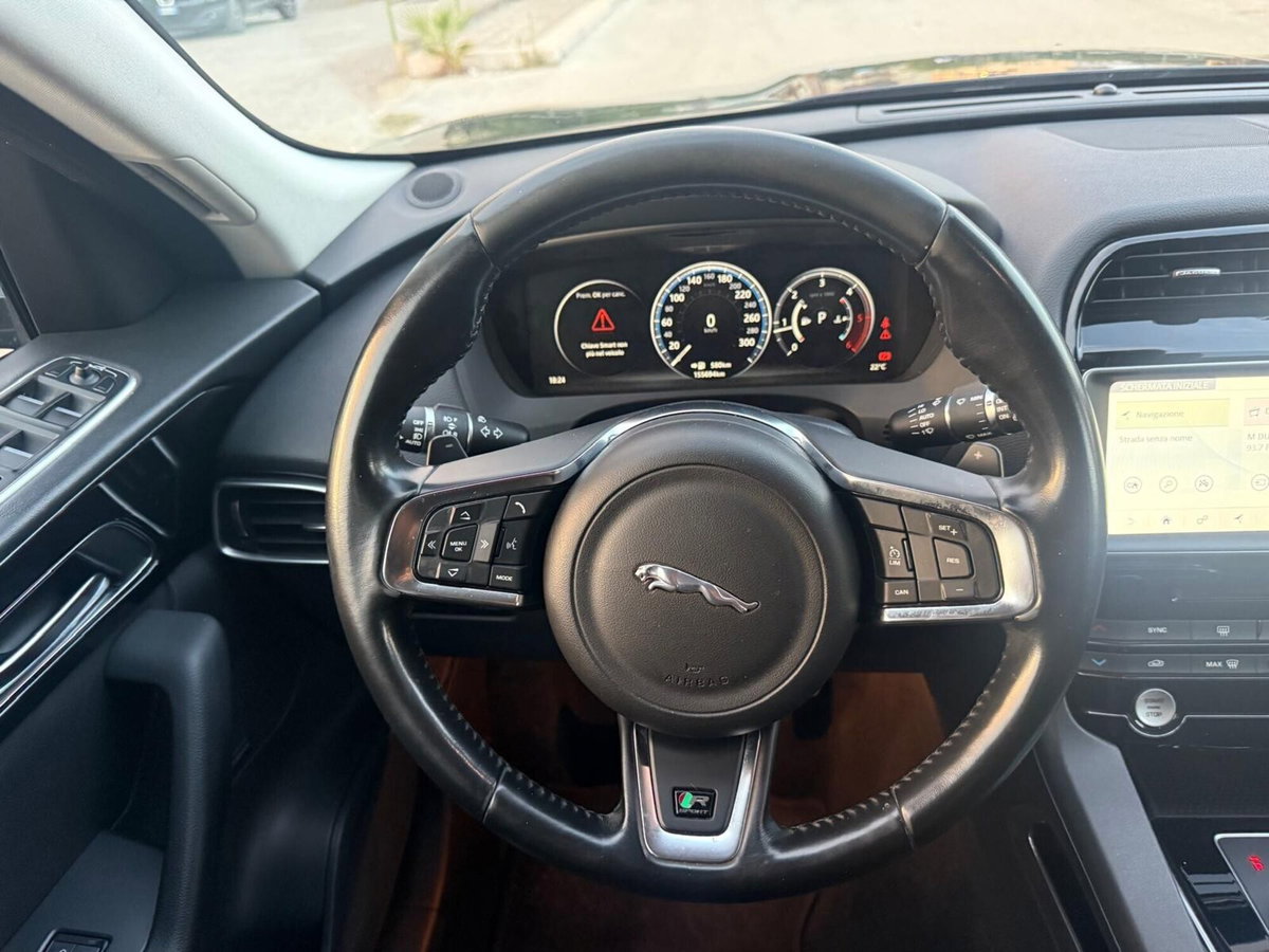 Jaguar F-Pace 2.0 D 180 CV AWD R-Sport (14)