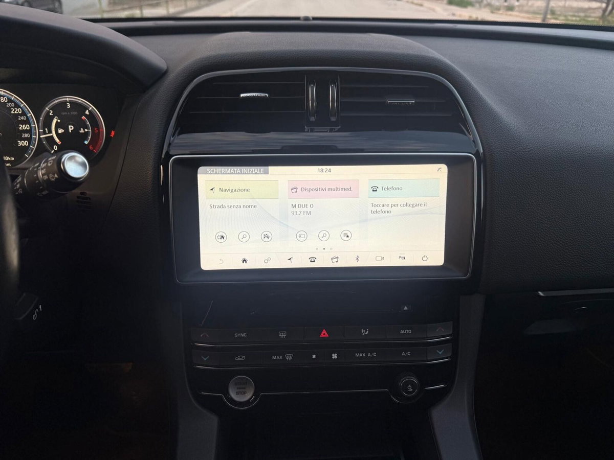 Jaguar F-Pace 2.0 D 180 CV AWD R-Sport (15)