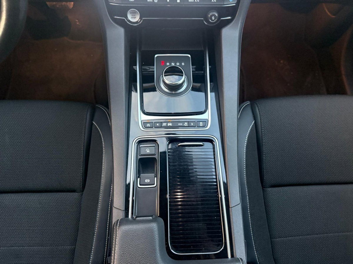 Jaguar F-Pace 2.0 D 180 CV AWD R-Sport (16)