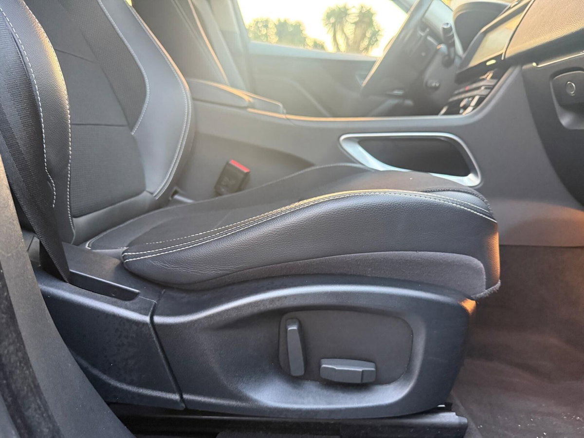 Jaguar F-Pace 2.0 D 180 CV AWD R-Sport (18)