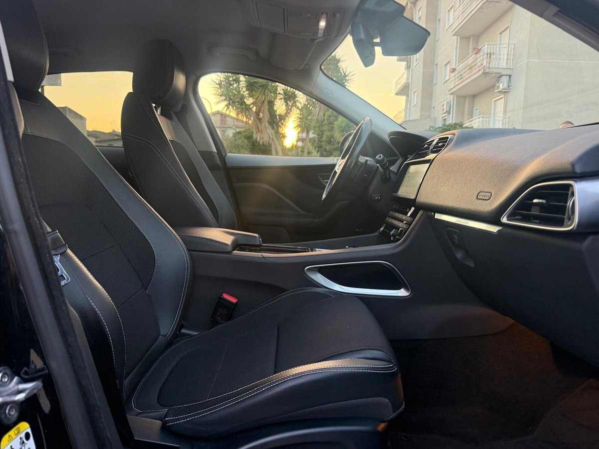 Jaguar F-Pace 2.0 D 180 CV AWD R-Sport (19)