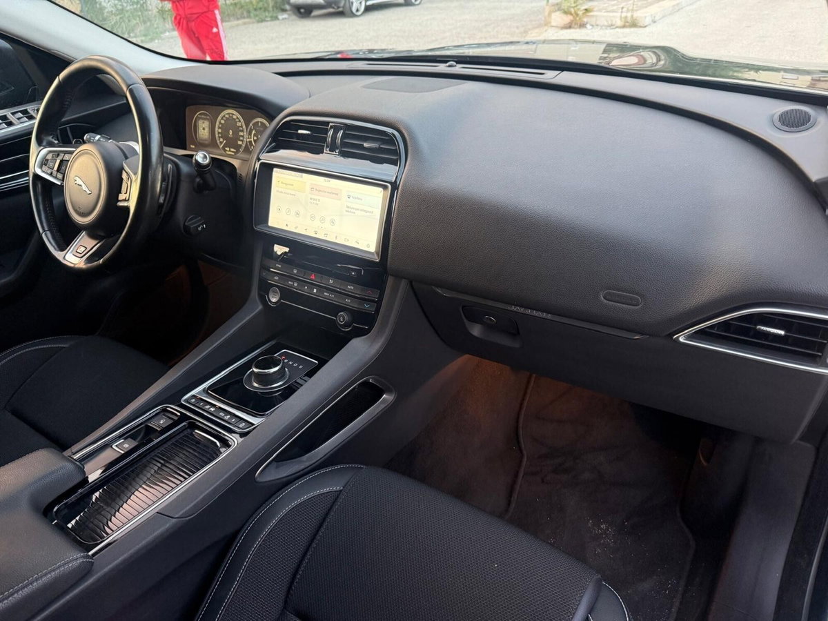 Jaguar F-Pace 2.0 D 180 CV AWD R-Sport (20)