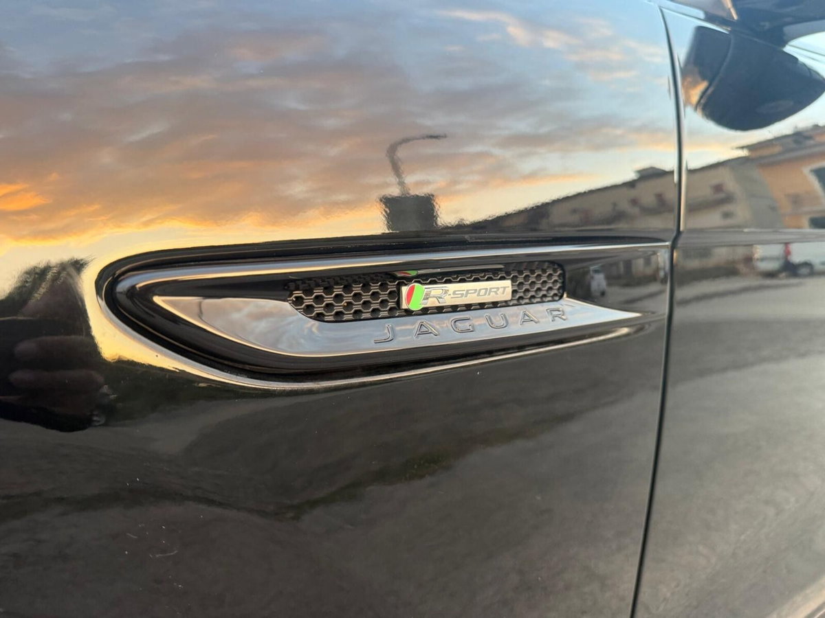 Jaguar F-Pace 2.0 D 180 CV AWD R-Sport (5)