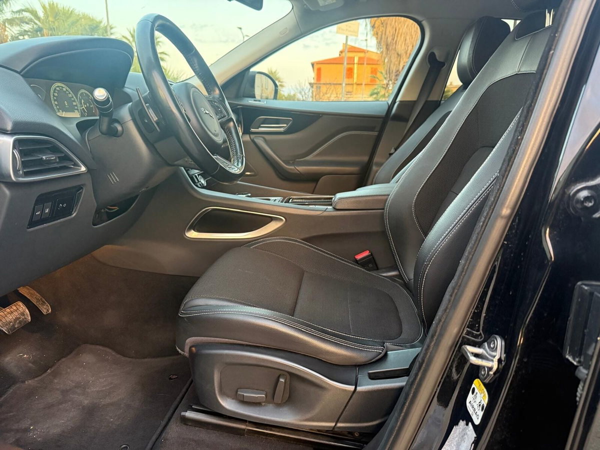 Jaguar F-Pace 2.0 D 180 CV AWD R-Sport (6)
