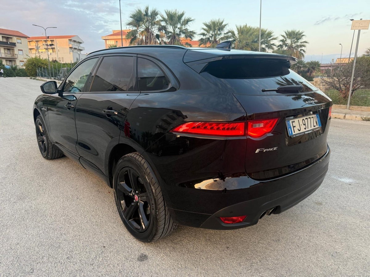 Jaguar F-Pace 2.0 D 180 CV AWD R-Sport (9)