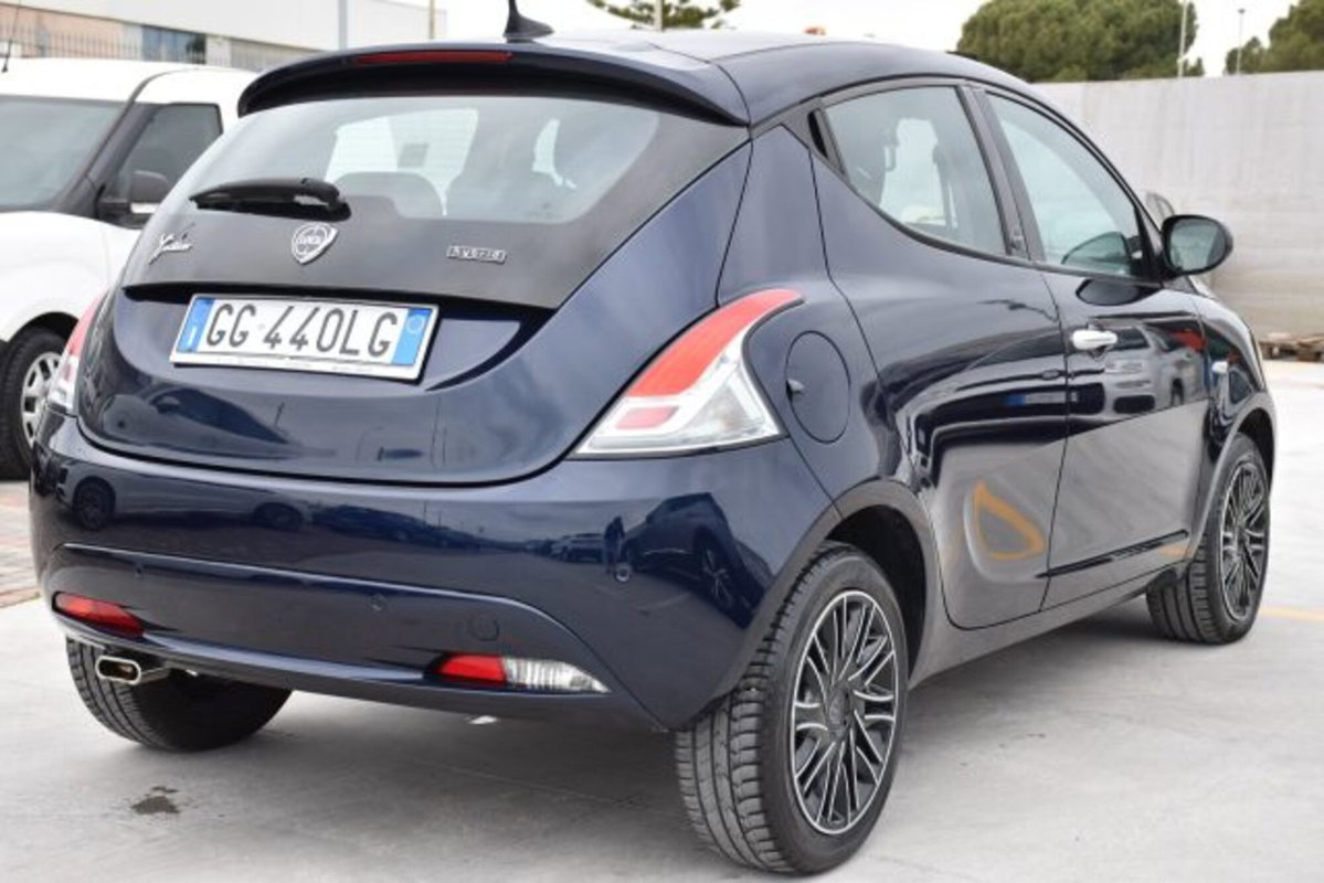 Lancia Ypsilon 1.0 FireFly 5 porte S&S Hybrid Ecochic Gold (4)