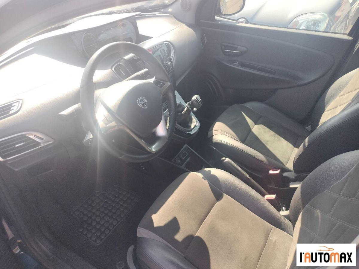 Lancia Ypsilon 1.2 69 CV 5 porte Gold (7)