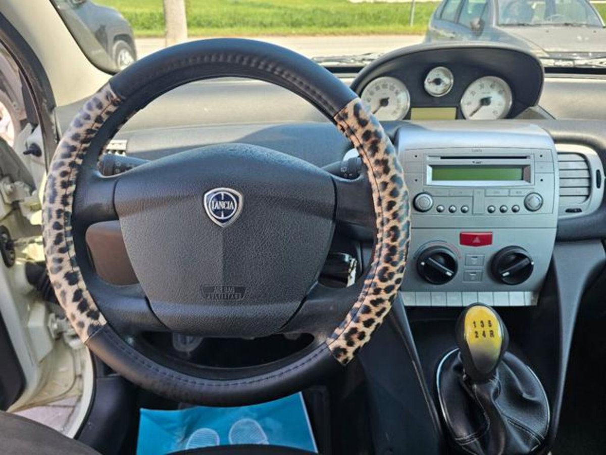 Lancia Ypsilon 1.3 MJT 75 CV Unyca (12)