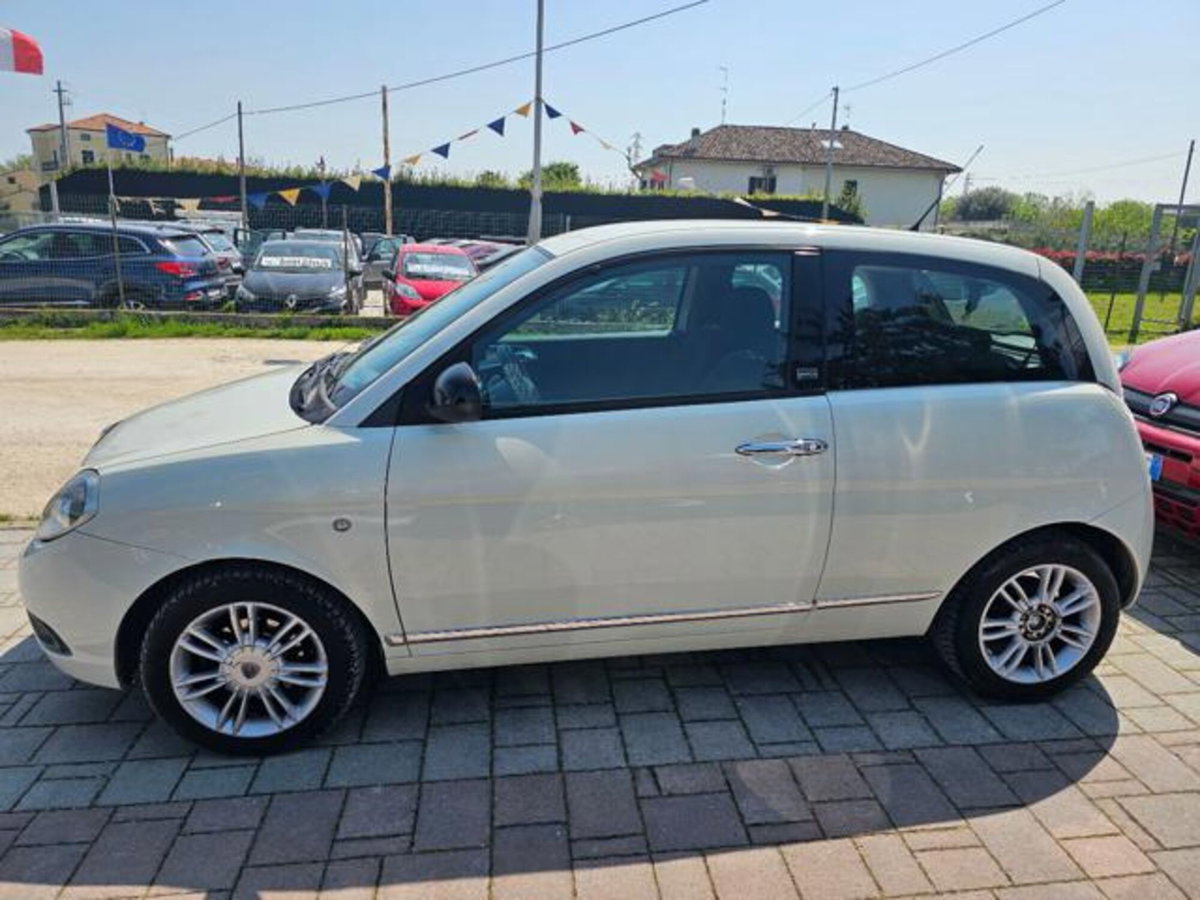 Lancia Ypsilon 1.3 MJT 75 CV Unyca (2)