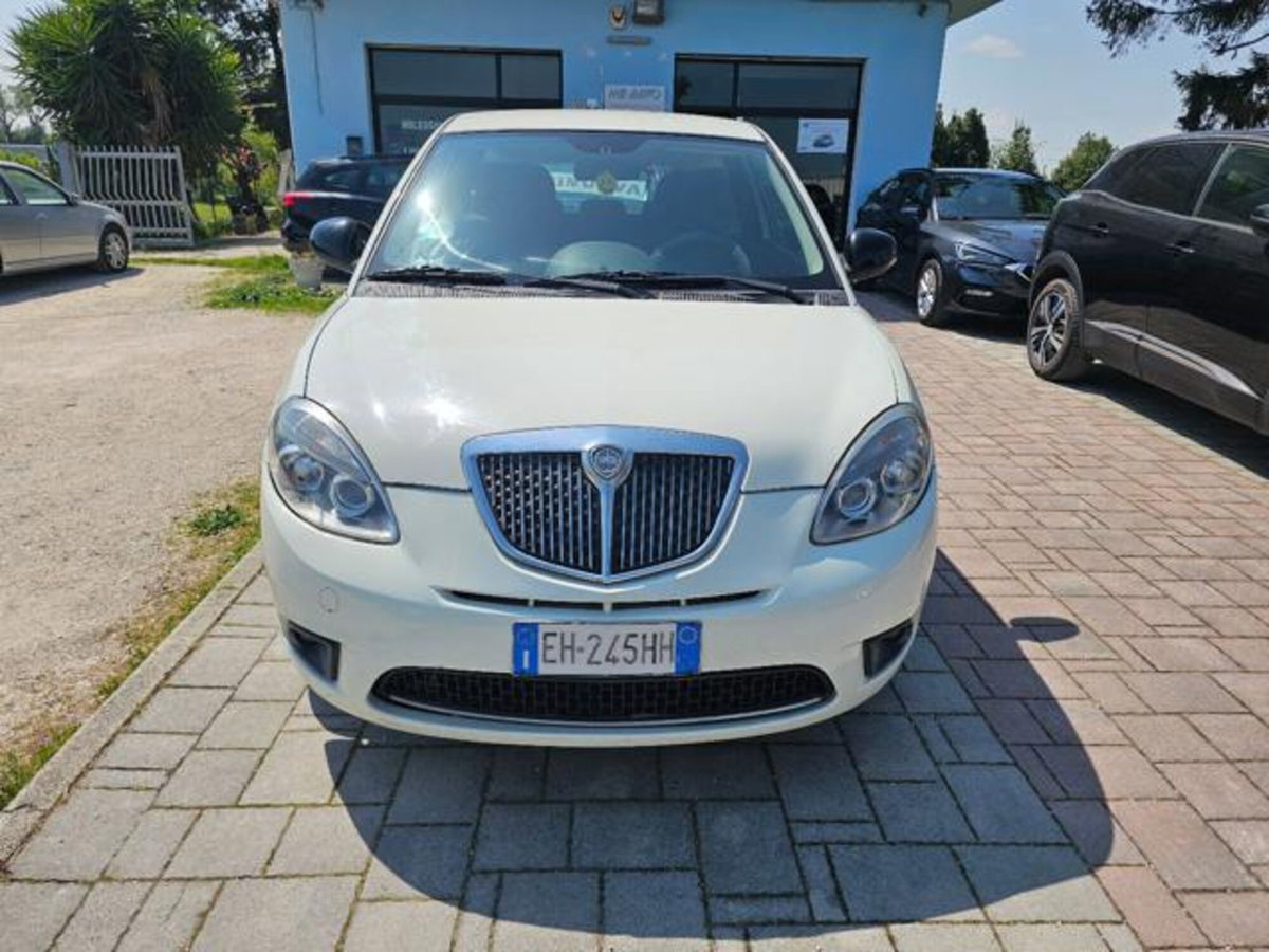 Lancia Ypsilon 1.3 MJT 75 CV Unyca (8)