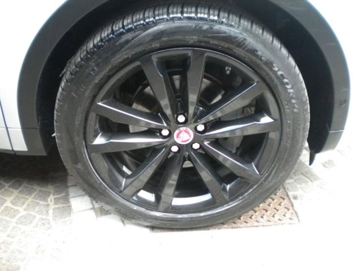 Jaguar E-Pace 2.0D 180 CV AWD aut. R-Dynamic HSE (7)