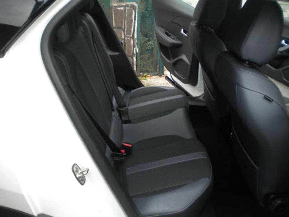 Peugeot 2008 1.2 puretech Allure s&s 100cv (10)