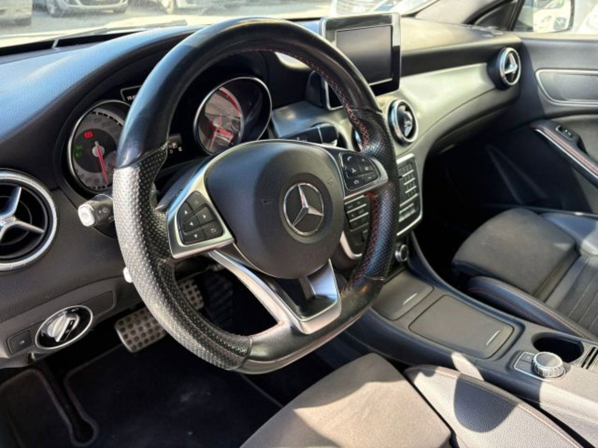 Mercedes-Benz CLA 220 d Automatic Premium Dark Night (6)