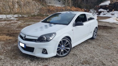 Opel Astra GTC 2.0 T 240CV 3 porte OPC (2)