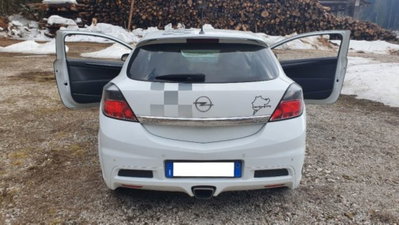 Opel Astra GTC 2.0 T 240CV 3 porte OPC (4)