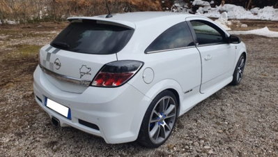 Opel Astra GTC 2.0 T 240CV 3 porte OPC (5)