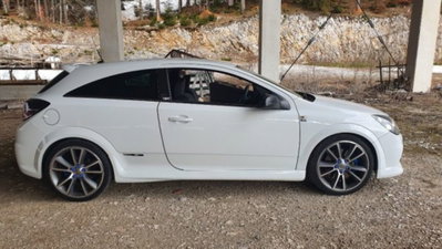 Opel Astra GTC 2.0 T 240CV 3 porte OPC (6)