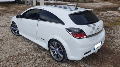 Opel Astra GTC 2.0 T 240CV 3 porte OPC (7)