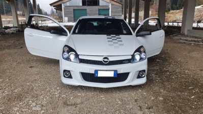 Opel Astra GTC 2.0 T 240CV 3 porte OPC (8)