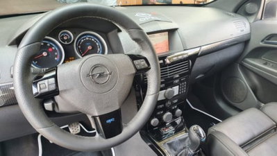 Opel Astra GTC 2.0 T 240CV 3 porte OPC (9)