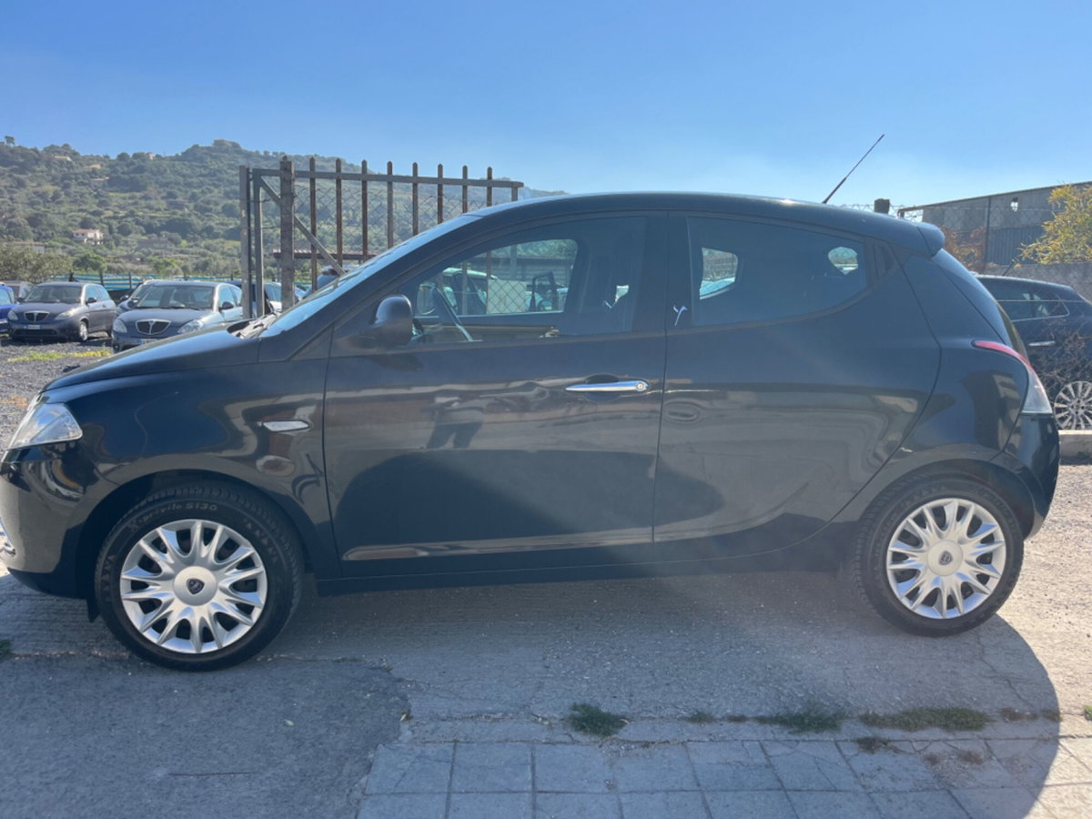 Lancia Ypsilon 1.2 69 CV 5 porte Silver (2)