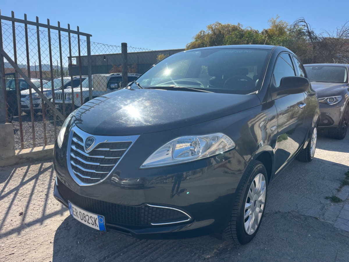 Lancia Ypsilon 1.2 69 CV 5 porte Silver (3)