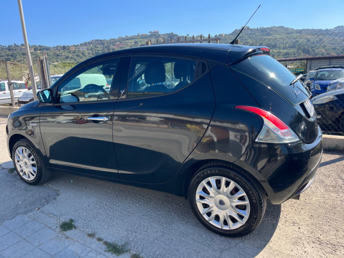 Lancia Ypsilon 1.2 69 CV 5 porte Silver (5)