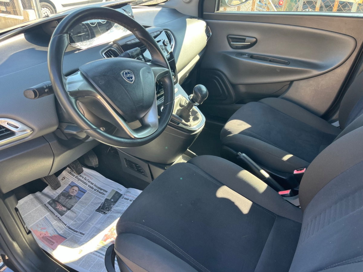 Lancia Ypsilon 1.2 69 CV 5 porte Silver (7)