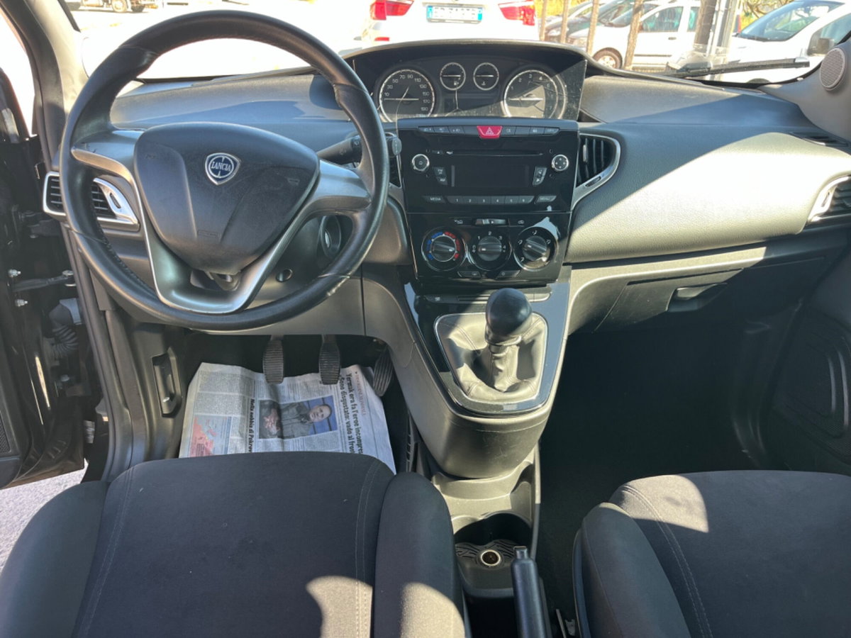Lancia Ypsilon 1.2 69 CV 5 porte Silver (9)