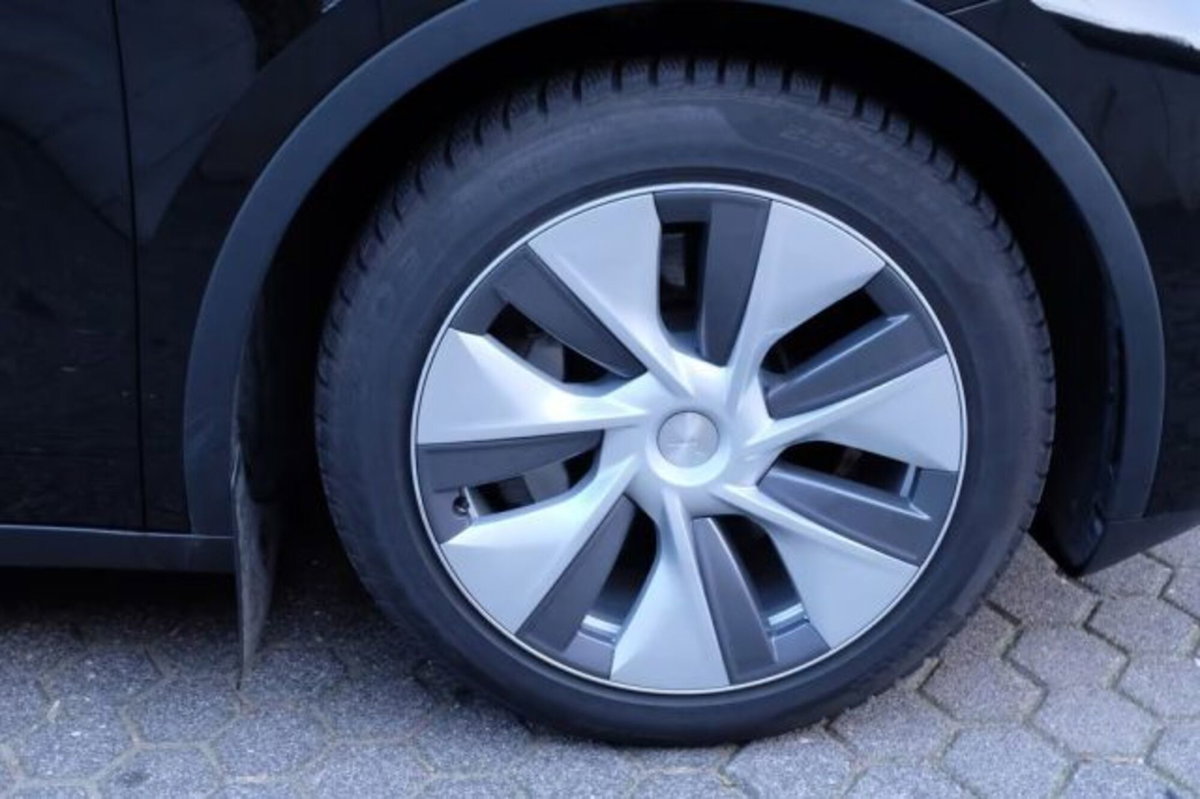 Tesla Model Y Long Range awd (11)