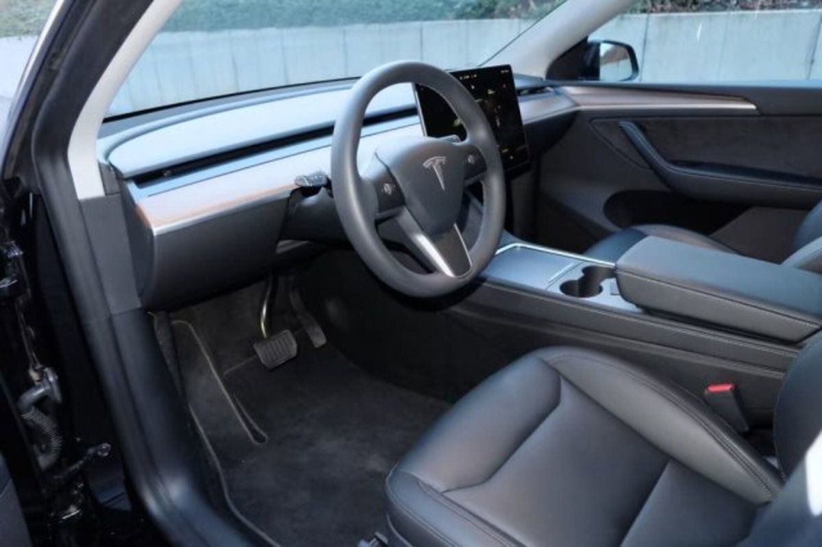 Tesla Model Y Long Range awd (12)