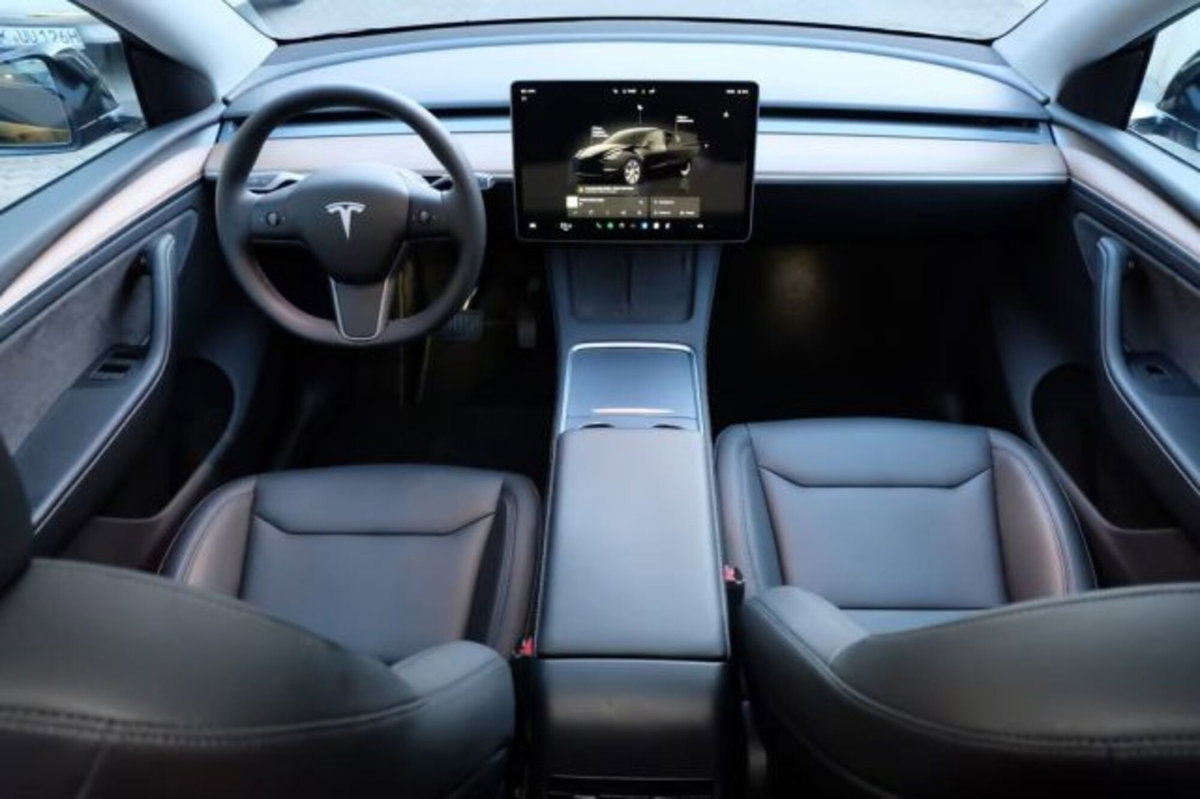 Tesla Model Y Long Range awd (13)
